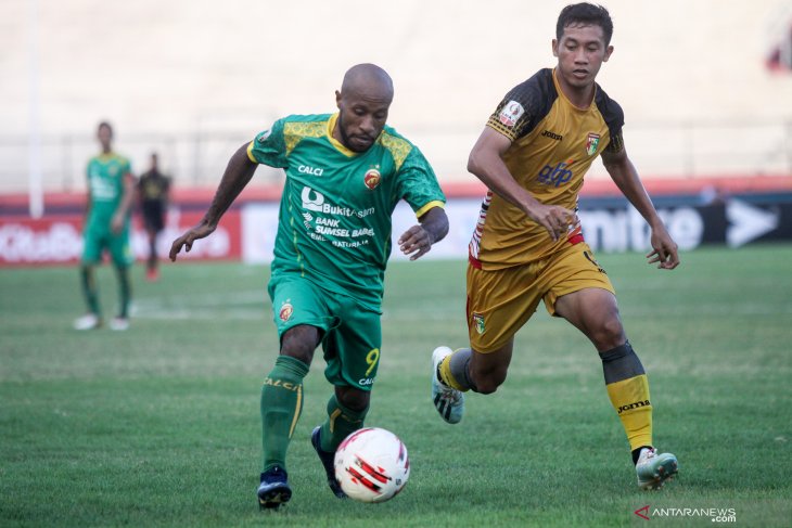 Mitra Kukar lawan Sriwijaya FC