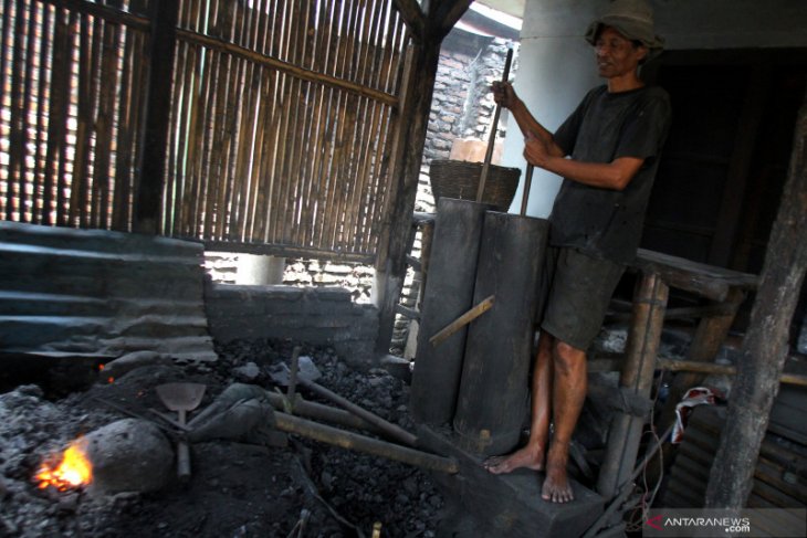 Pande besi tersaingi alat pertanian impor