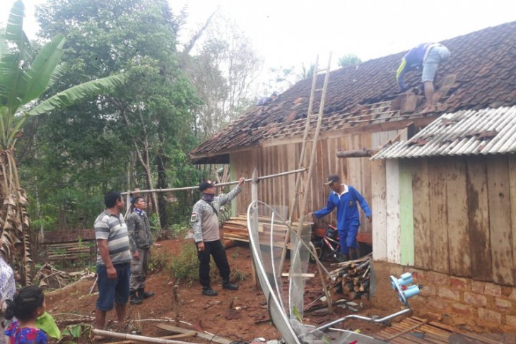 Di Sukabumi, belasan rumah rusak diterjang puting beliung