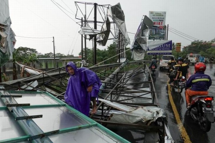 Baliho roboh akibat angin kencang