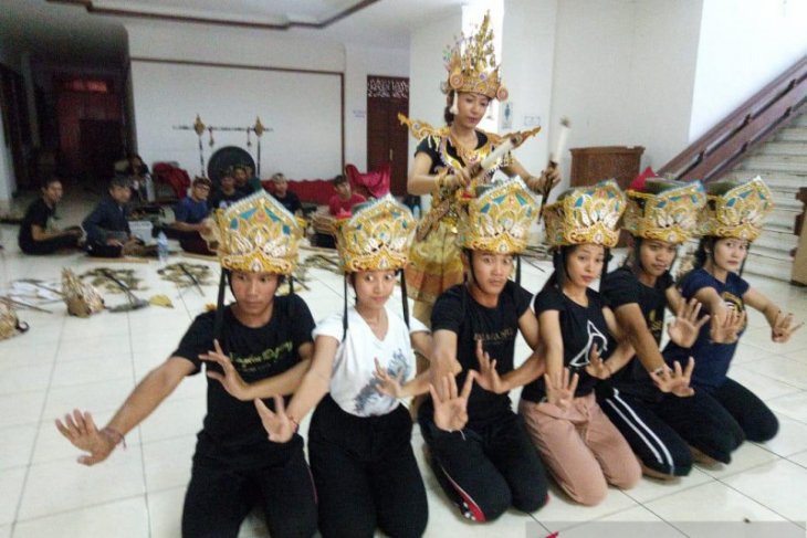 Seniman Bali semarakkan Festival Tanjung Kelayang 2