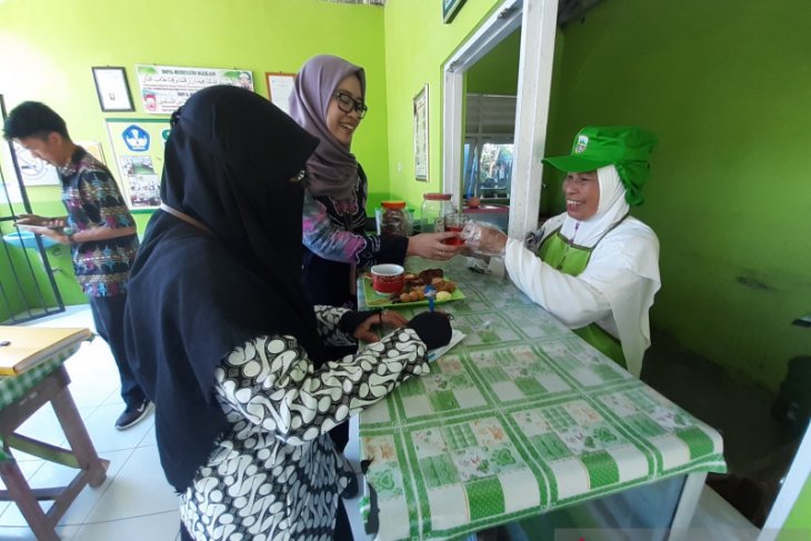Disdik Ambon awasi penjualan jajanan siswa di sekolah
