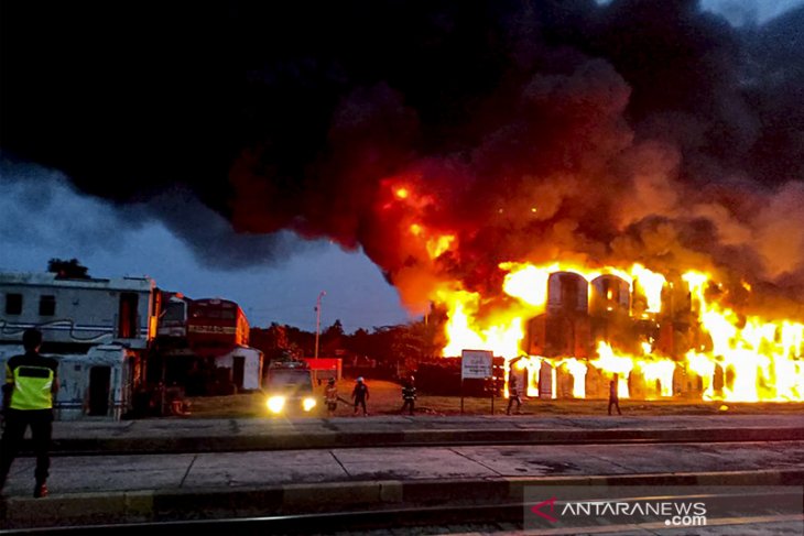 Kebakaran Gerbong Kereta Nonaktif Di Subang