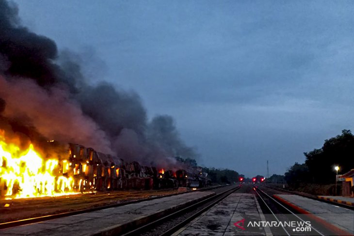 Kebakaran Gerbong Kereta Nonaktif Di Subang