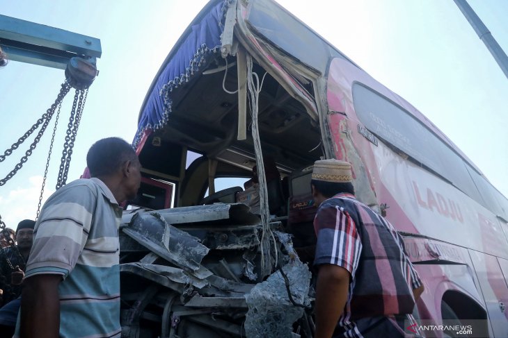 Kecelakaan bus di tol Pasuruan