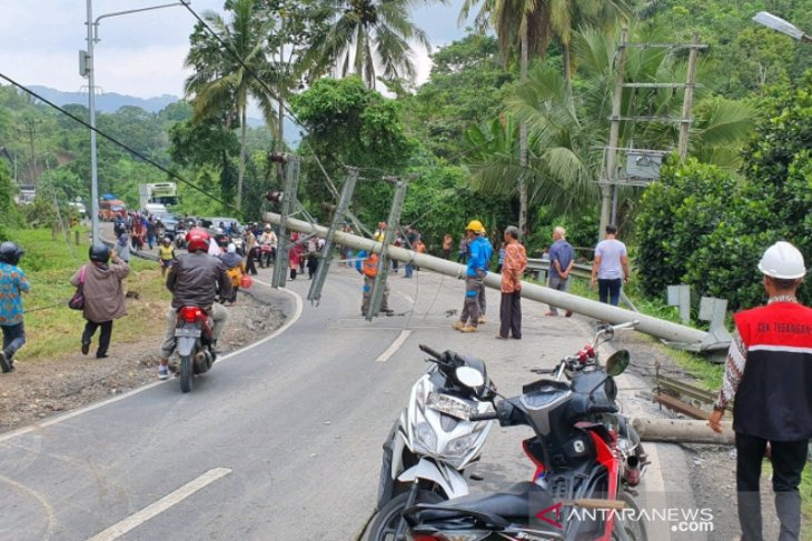 Tanah longsor, tiang PLN tumbang di Padangsidimpuan