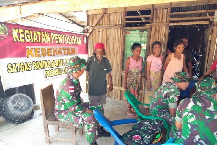 Di perbatasan, Satgas Pamtas Yonif R142/KJ berikan penyuluhan kesehatan