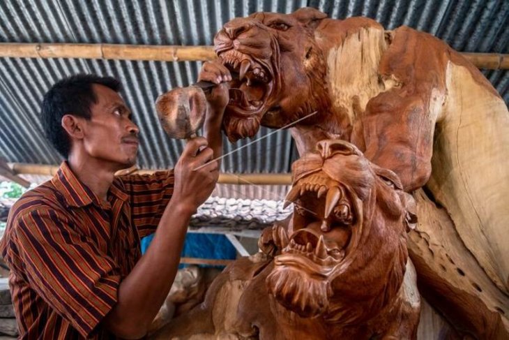 Kerajinan patung berbahan akar pohon jati