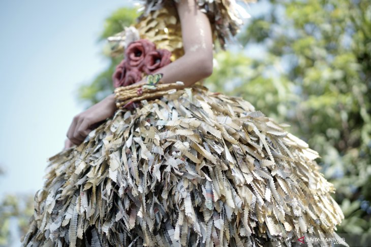 Peragaan busana berbahan limbah daur ulang