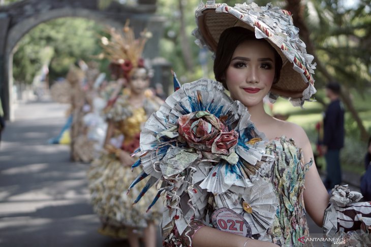 Peragaan busana berbahan limbah daur ulang