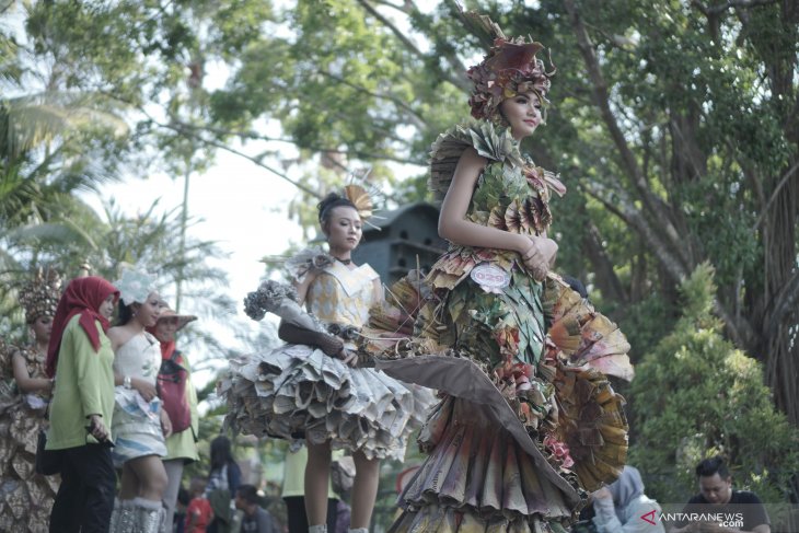 Peragaan busana berbahan limbah daur ulang