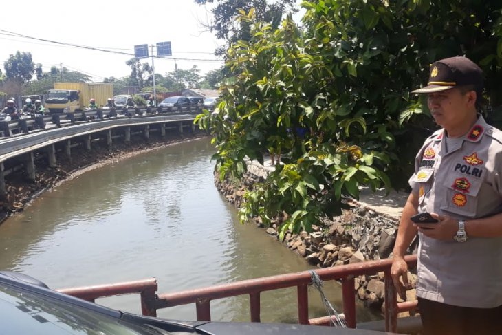 Mayat bayi terbungkus kain kafan ditemukan tergeletak di pinggir Kali