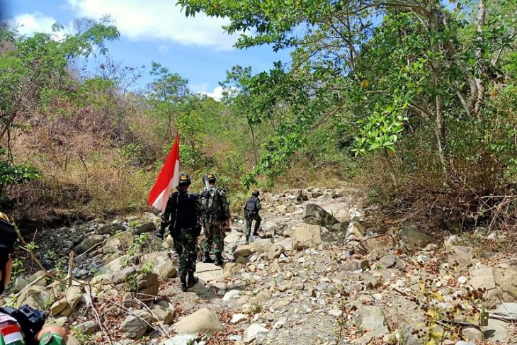 Satgas Pamtas patroli jalur rawan pelintas batas negara