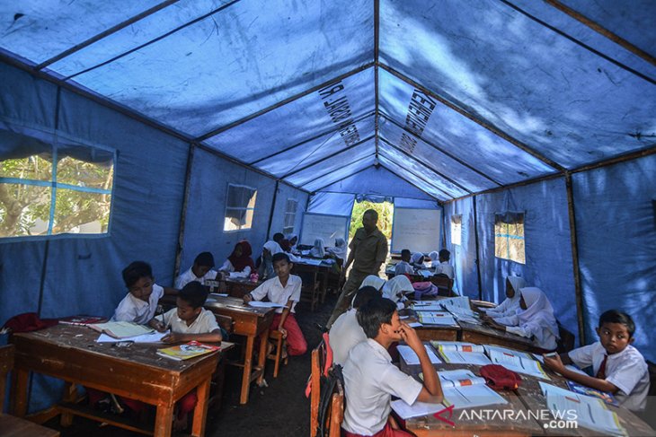 Sekolah Belajar di Tenda Darurat