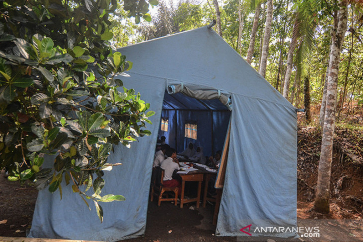 Sekolah Belajar di Tenda Darurat