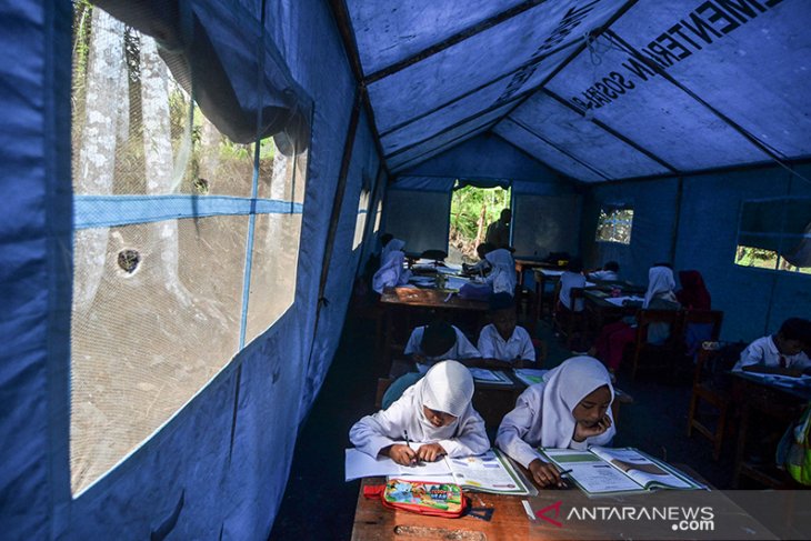 Sekolah Belajar di Tenda Darurat
