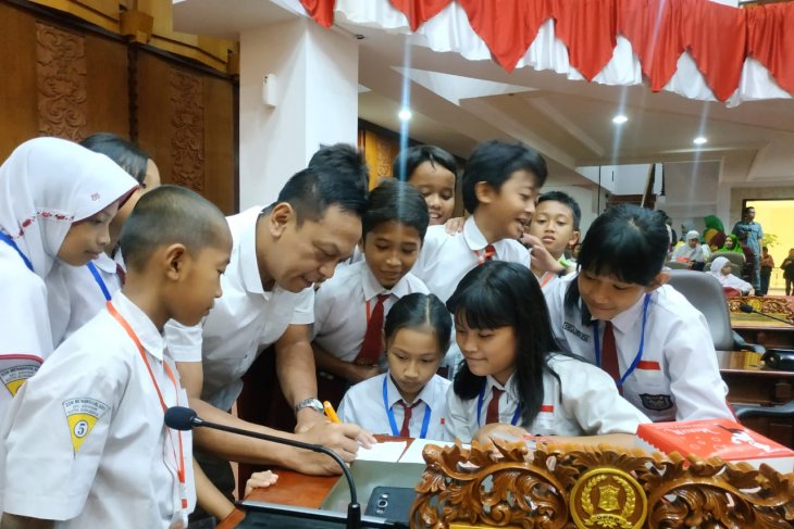 Ratusan pelajar SD belajar tugas dan fungsi DPRD Surabaya