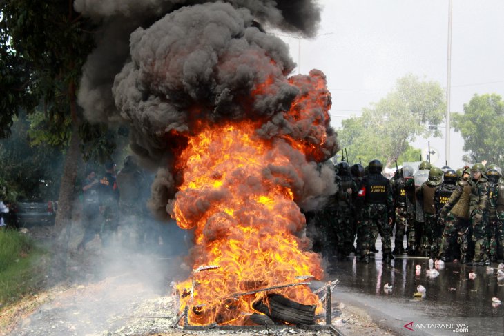 Simulasi penanggulangan huru hara di Lanudal Juanda