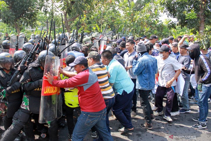 Simulasi penanggulangan huru hara di Lanudal Juanda