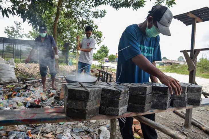 Paving blok berbahan limbah plastik