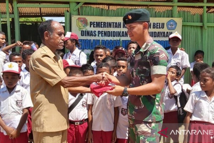 Satgas Pamtas Yonif 142/KJ berikan bendera merah putih ke sekolah perbatasan