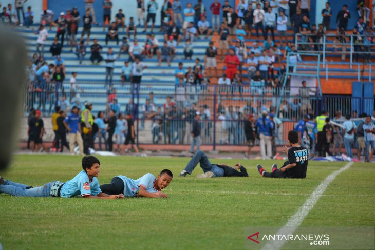 Rusuh suporter Persela