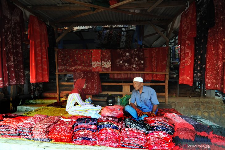Pasar batik tulis terbesar di Indonesia
