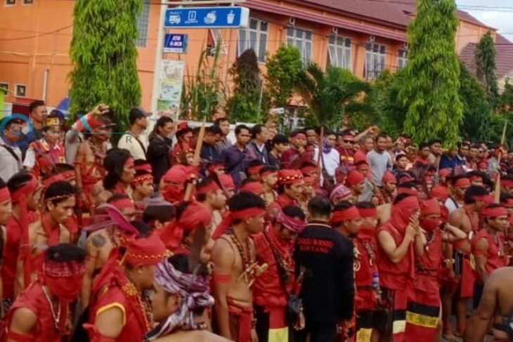 Ribuan warga adat Dayak unjuk rasa di PN Sintang