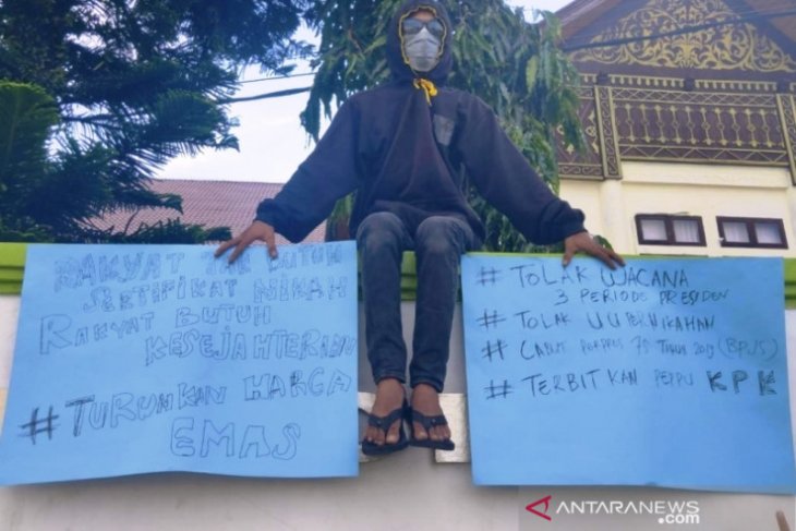 Seorang mahasiswa di Meulaboh gelar aksi tunggal tolak RUU pernikahan