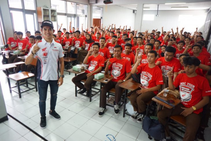 Pebalap AHRT berbagi pengalaman dengan pelajar SMK