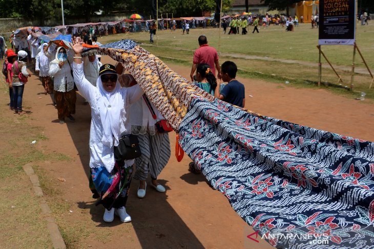 Parade batik 1.000 meter di Mojokerto
