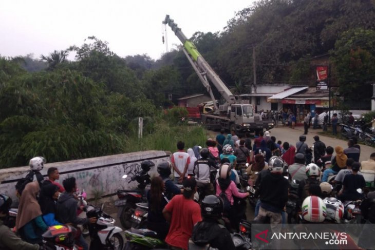Truk tambang yang terjun ke jurang dievakuasi Polres Bogor
