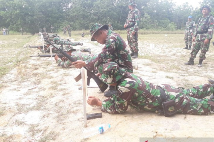 Anggota Kodim Singkawang latihan menembak gunakan senjata ringan