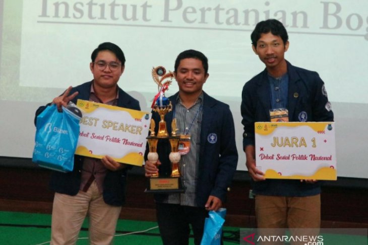 Tim IPB University juara pertama lomba debat sosial politik nasional