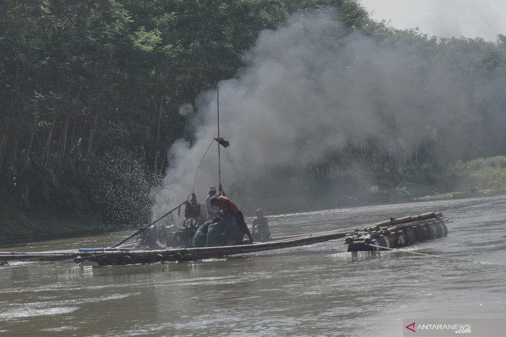 Penambangan pasir liar di sungai Brantas