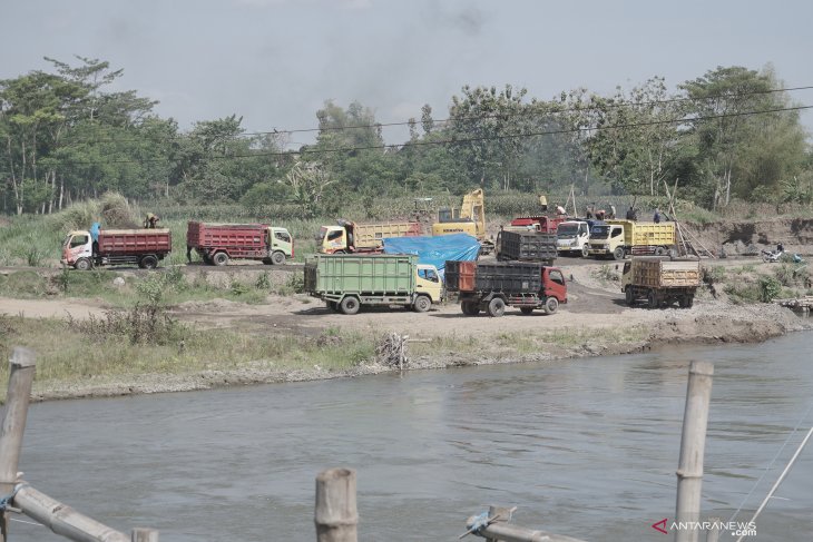 Penambangan pasir liar di sungai Brantas