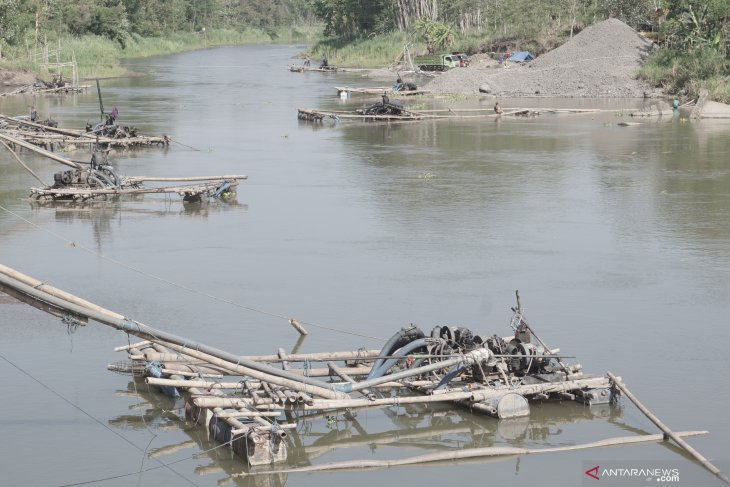 Penambangan pasir liar di sungai Brantas