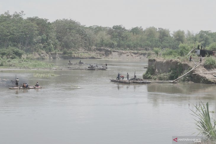 Penambangan pasir liar di sungai Brantas