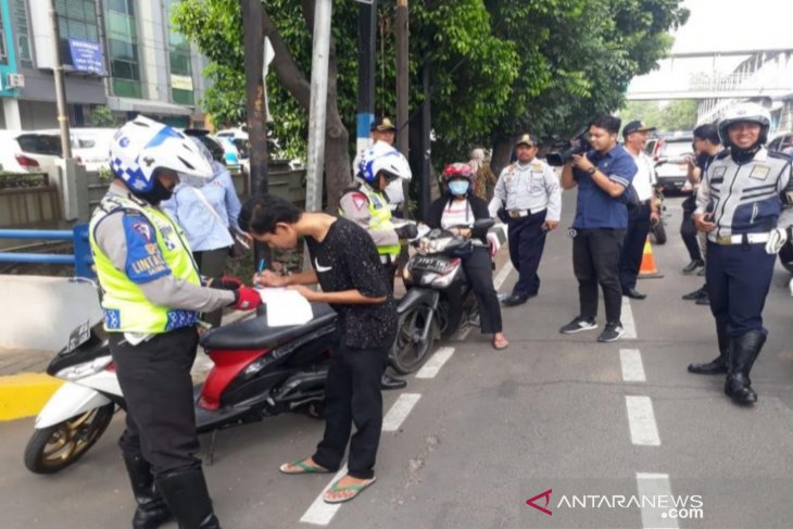 Jalur sepeda ditegakkan, ratusan kendaraan ditilang