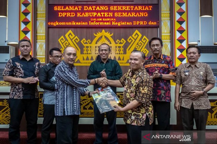 Studi banding penyebarluasan informasi melalui media massa