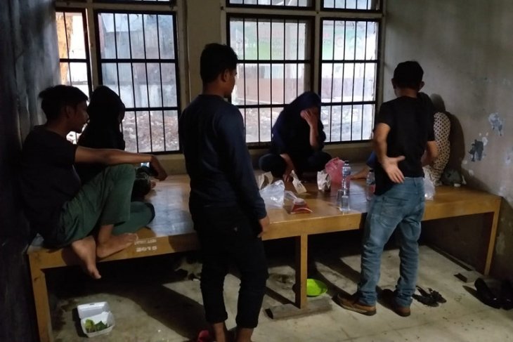 Polisi syariah di Aceh, amankan tiga wanita muda beserta botol minuman keras