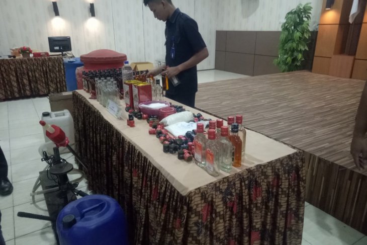 Bea Cukai Palembang sita ribuan miras palsu dari pabrik ilegal