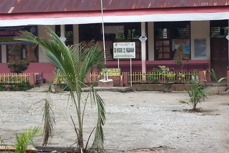 Sebuah SD di Pasaman Barat diportal dan ditanami kelapa sawit