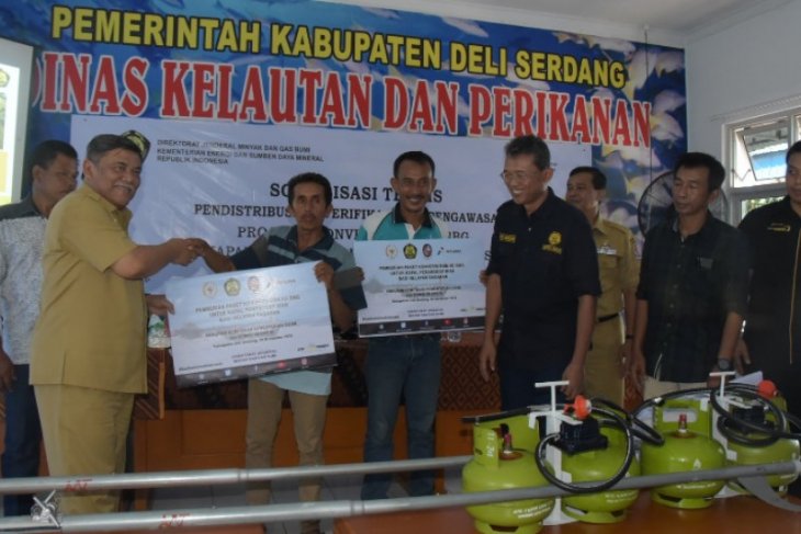 Nelayan Deliserdang terima bantuan mesin kapal berbahan bakar gas