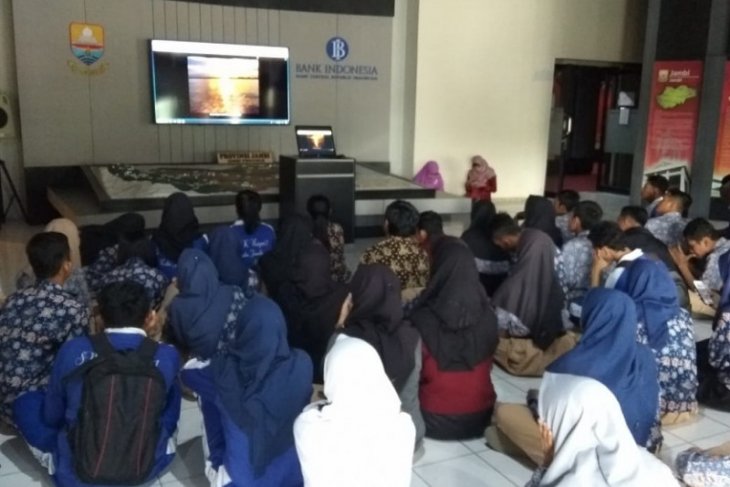 Pelajar antusias nonton film pendek di Museum Siginjei