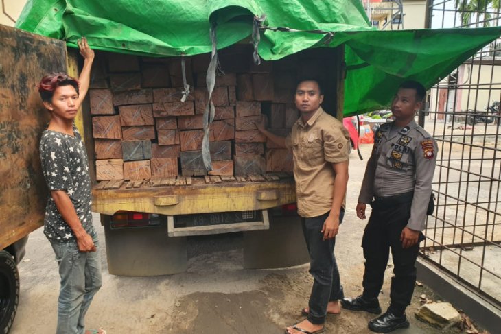 Truk angkut kayu olahan ilegal diamankan