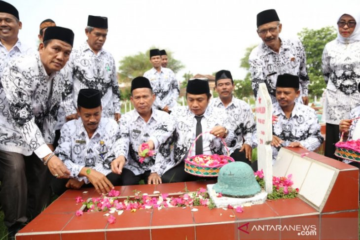 Ziarah ke Taman Pahlawan, Subadri ingatkan jasa guru