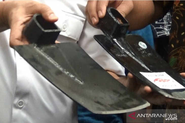 Sukabumi siap produksi cangkul secara massal