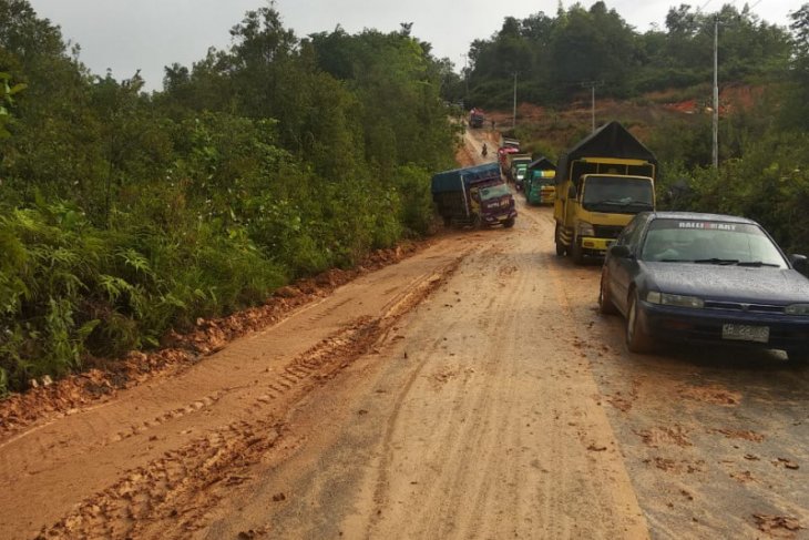 Pekerjaan jalan Lintas Selatan Kapuas Hulu dikeluhkan warga
