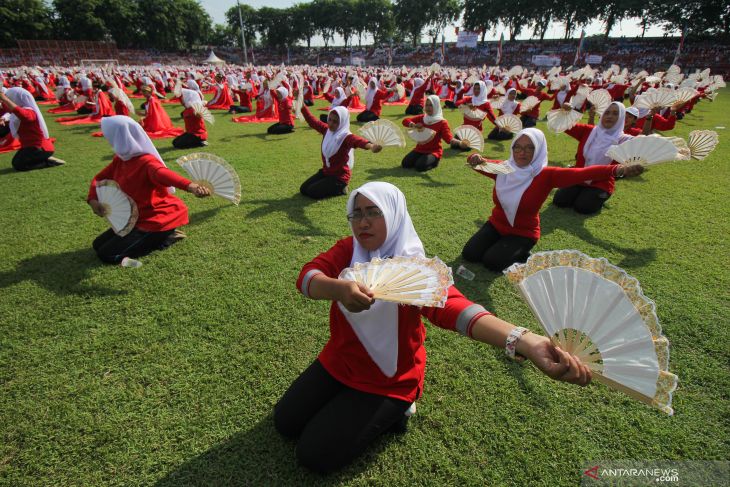 Tari massal Hari Guru